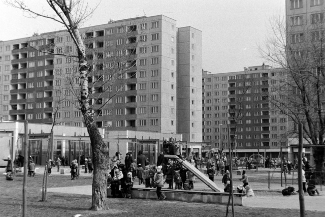 A békásmegyeri lakótelep 1979-ben, háttérben a Hímző utca panelházaival.