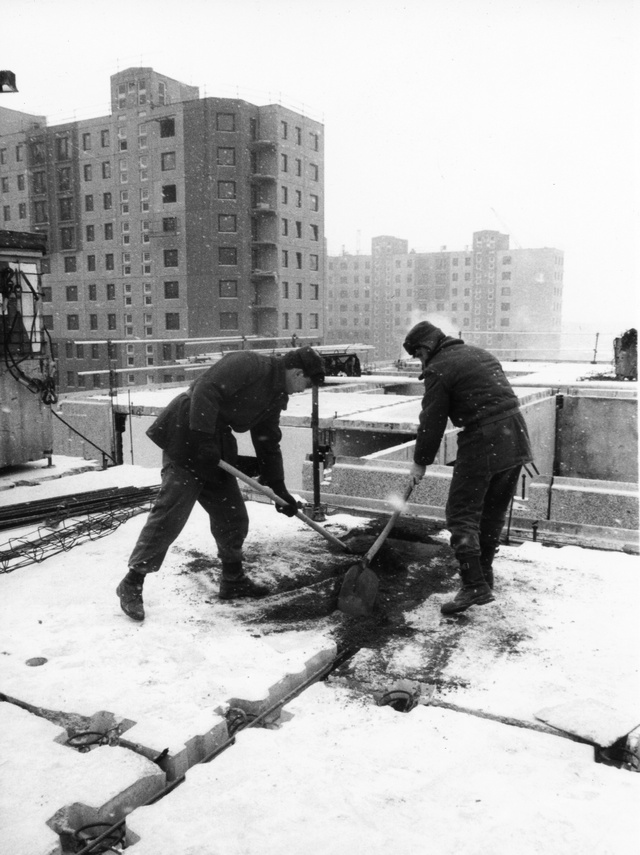 Épül a káposztásmegyeri lakótelep: panelház építése a Kordován tér környékén (1989).