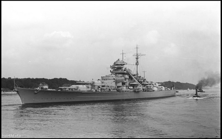A német Bismarck csatahajó. Az Atlanti-óceán viszonyaira tervezett hajót a váratlan győzelem után kezdte „feldicsérni” a brit sajtó