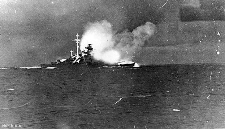 A Bismarck a brit hajókra tüzel. A fénykép a Prinz Eugenról készült