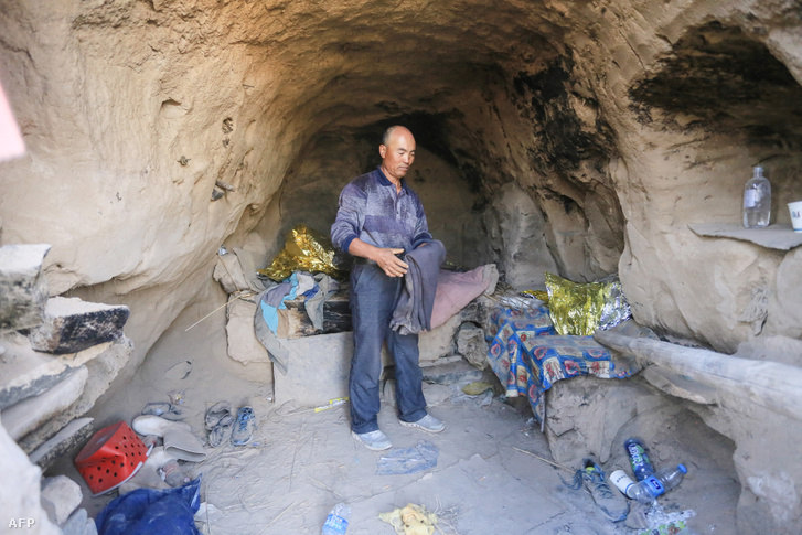Zhu Keming a barlangban, ahova a futókat menekítette