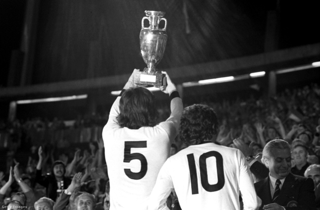Anton Ondrus magasba emeli a kupát 1976. június 20-án az UEFA Európa-bajnokság döntője után