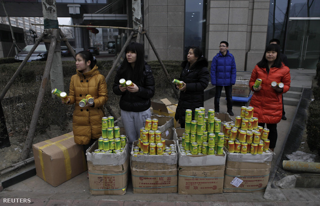 Egy kínai milliárdos dobozos frisslevegőt osztogató alkalmazottai