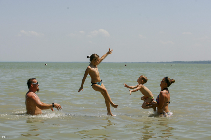 Fürdőző család a Balatonban a keszthelyi strandon 2014. június 10-én