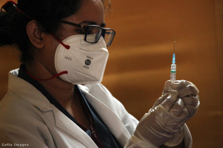 Megkezdik az oltást az AstraZeneca vakcinájával az indiai Újdelhiben 2021. május 4-én
