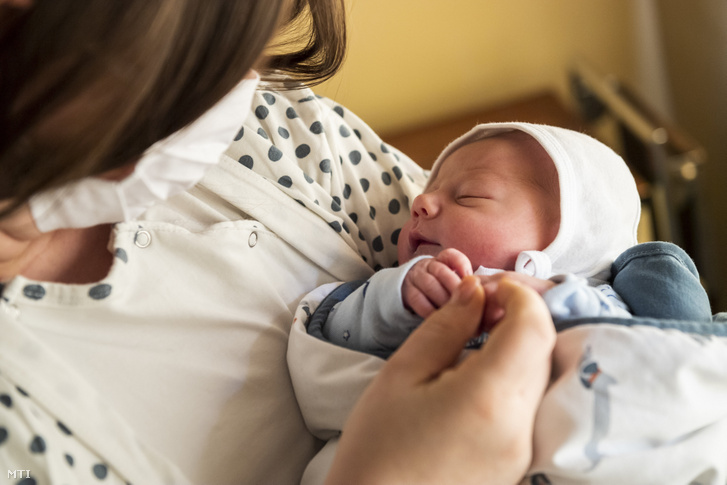 Az új év első fővárosi újszülöttje, Hunor Pál édesanyja karjában a Honvédkórház II. telephelyének szülészetén 2021. január 1-jén