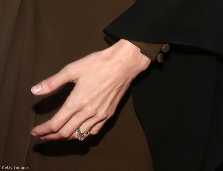 Angelina Jolie eljegyzési gyűrűje
