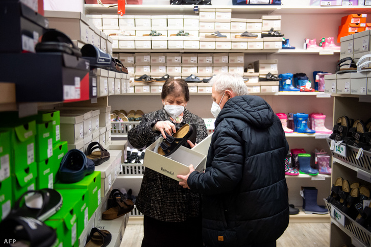 Nyugdíjas házaspár cípőt vásárol egy pozsonyi boltban