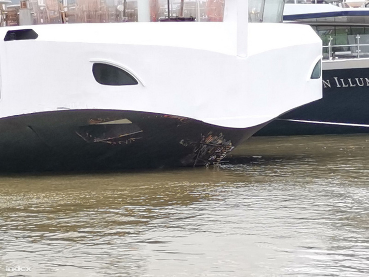Az ütközés nyoma látható a Viking Sigyn hajón 2019. május 30-án