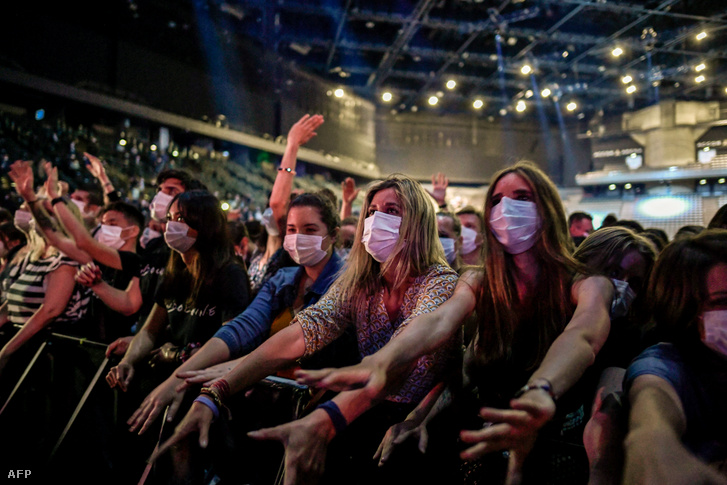 Az Indochine nevű francia rockzenekar koncertjén a résztvevők szájmaszkban, de távolságtartás nélkül buliztak