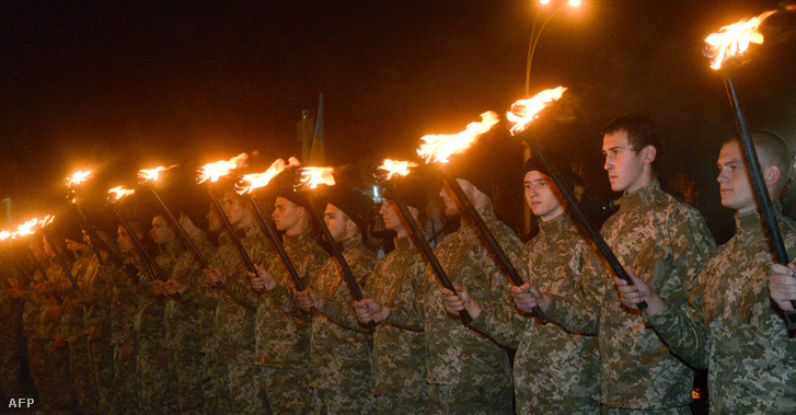 Fáklyás megemlékezés a második világháborúban Ukrajna függetlenségéért harcoló, olykor a nácikkal is kollaboráló Ukrán Felkelő Hadseregről, 2014-ben.
