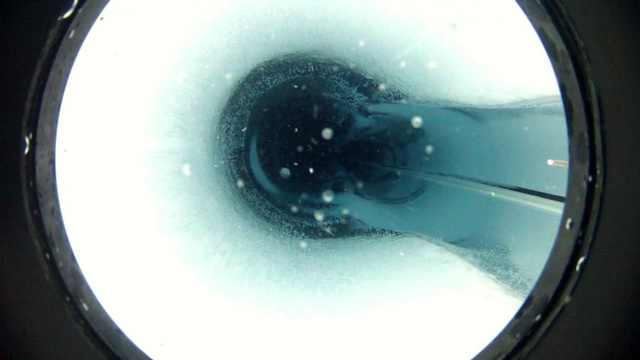 A jeget 800 méter mélyen fúró fejre rögzített kamera képén látszik a fúráshoz használt forró víz által hagyott másodlagos vájat.