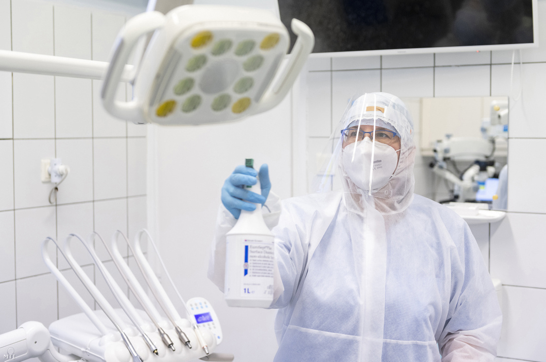 Egy asszisztens fertőtleníti a berendezést egy nyíregyházi fogorvosi rendelőben 2020. május 6-án