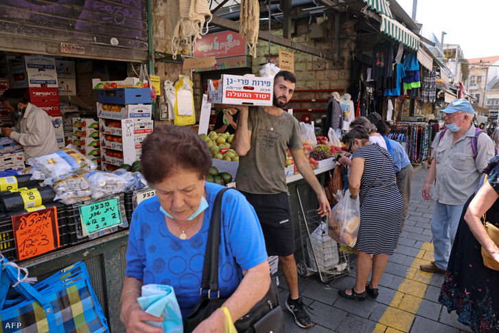 Vásárlók és dolgozók egy jeruzsálemi piacon június 1-jén