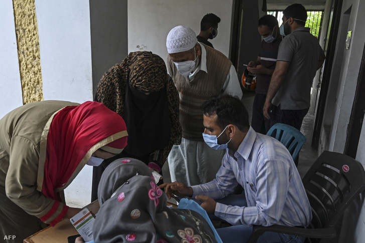 A koronavírus elleni vakcinára regisztrálnak Szrinagar városában június 1-jén