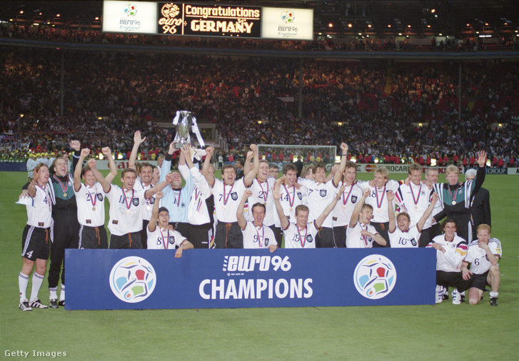 A német csapat az 1996-os UEFA Európa-bajnokság Csehország elleni döntője után ünnepli a győzelmet a Wembley Stadionban, 1996. június 30-án, Londonban