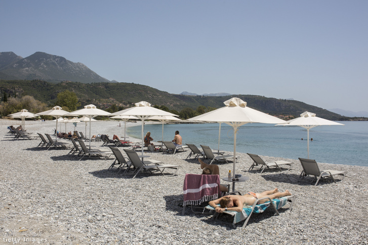 Turisták a kardamili tengerparton Görögországban, 2021 május 25-én