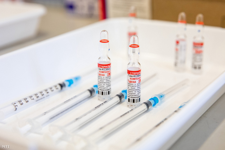 Az orosz Szputnyik V koronavírus elleni vakcina fecskendőkben előkészítve oltáshoz a Békés Megyei Központi Kórház, Dr. Réthy Pál Tagkórház egyik oltópontján Békéscsabán 2021. május 31-én