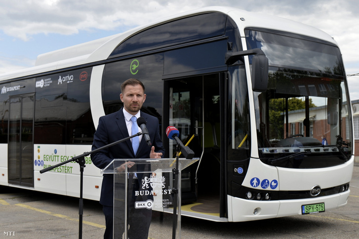 Borsi Dávid, a BKK szóvivője a tesztjelleggel Budapesten közlekedő BYD K9 UB 12m eBus típusú elektromos autóbusz bemutatóján az ArrivaBus Kft. fővárosi telephelyén 2021. június 1-jén.