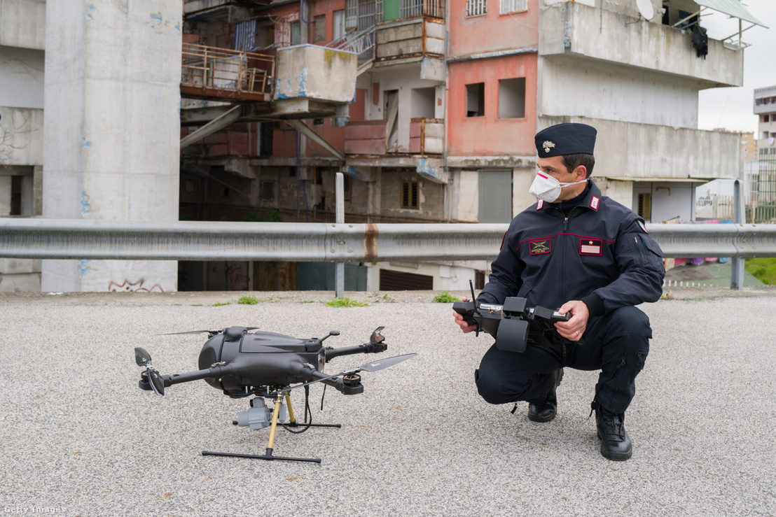 A csendőrség drónokkal pásztázza a nápolyi Scampia városrészt 2020. március 25-én a koronavírus-járvány idején