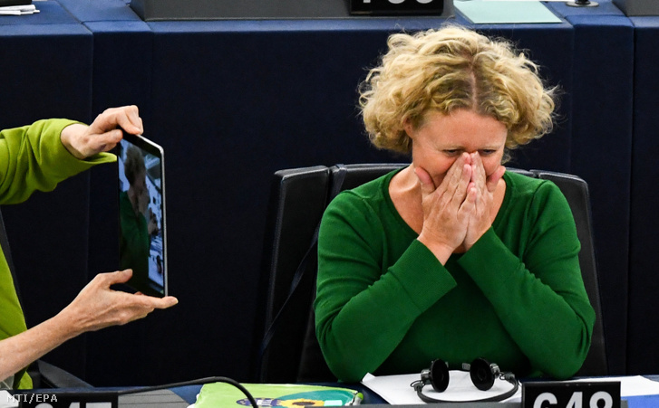 Judith Sargentini holland zöldpárti képviselõ (j) a nevét viselõ Sargentini-jelentés megszavazását követõen az Európai Parlament plenáris ülésén Strasbourgban 2018. szeptember 12-én