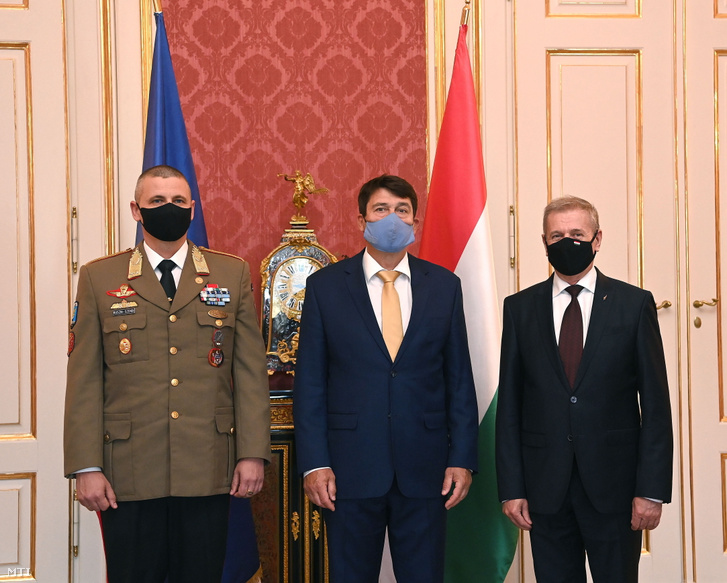 Áder János köztársasági elnök (k), a vezérőrnaggyá előléptetett Ruszin-Szendi Romulusz dandártábornok (b) és Benkő Tibor honvédelmi miniszter a Sándor-palotában 2021. május 31-én