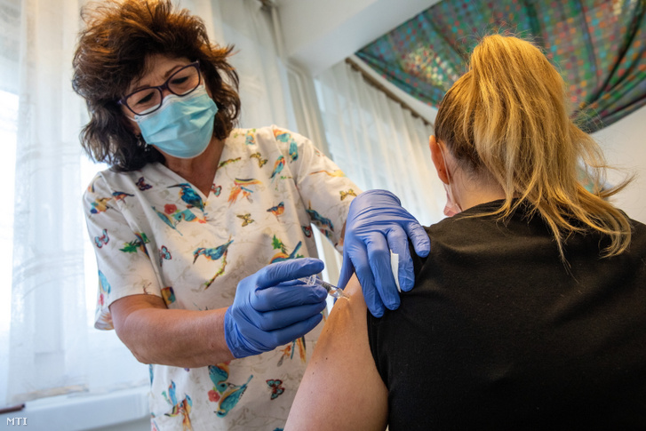 Egy asszisztens beolt egy nőt a kínai Sinopharm koronavírus elleni vakcina második adagjával az orosházi Dr. László Elek Kórház és Rendelőintézetben kialakított oltóponton 2021. június 2-án