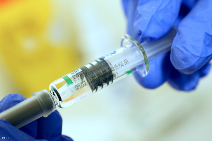 Oltáshoz készítik elő a kínai Sinopharm koronavírus elleni vakcinát a Zala Megyei Szent Rafael Kórházban, Zalaegerszegen 2021. június 2-án
