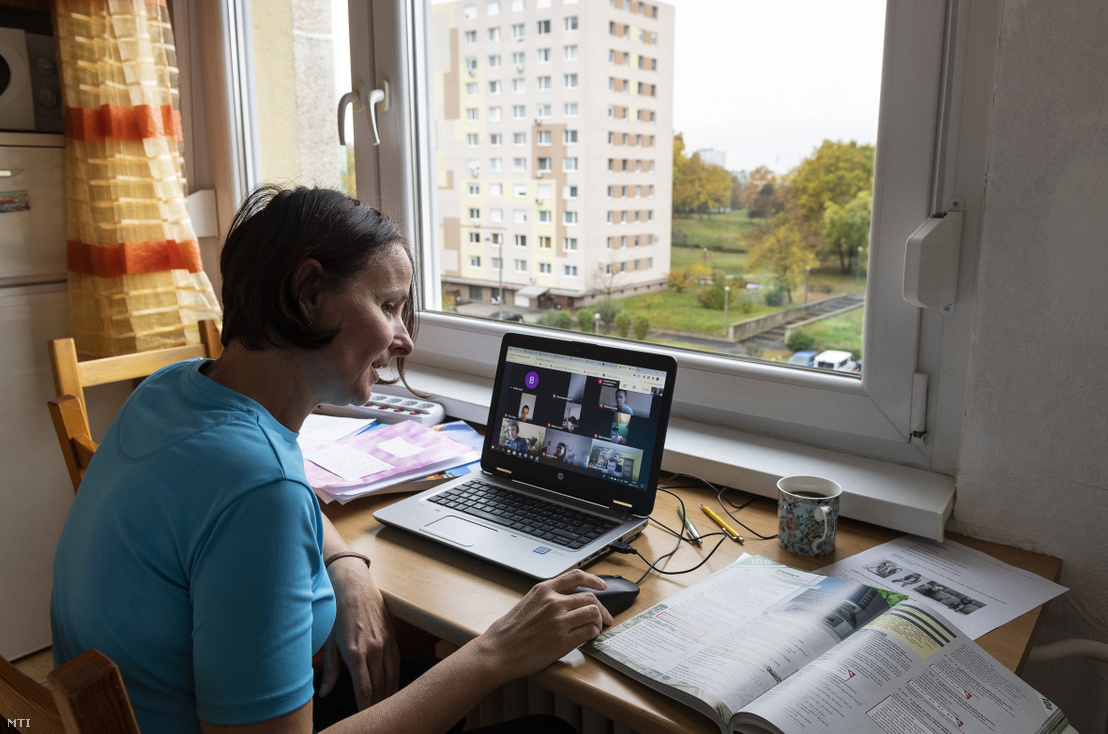 Az Arany János Gimnázium egyik angoltanára online tanórát tart 9. osztályos diákjainak nyíregyházi otthonában 2020. november 11-én