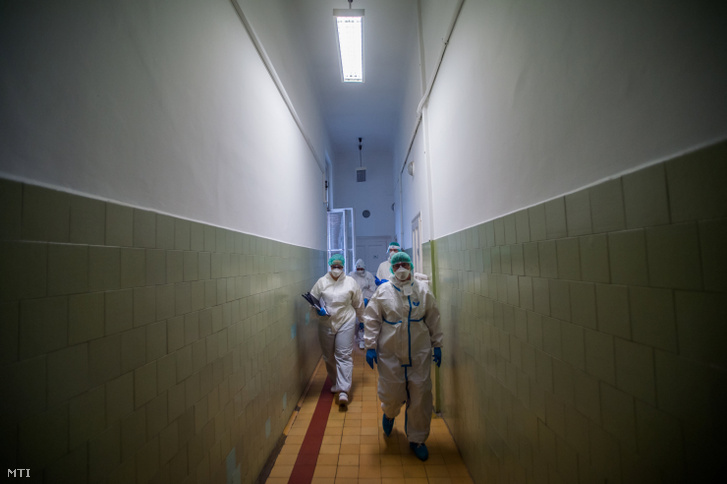 Védőfelszerelést viselő orvosok vizitelnek a koronavírussal fertőzött betegek fogadására kialakított intenzív osztályon a Szent János Kórházban 2020. december 9-én