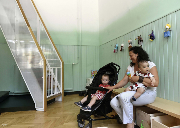 Rózsahegyi Ildikó, gyermekeit egyedül nevelő édesanya gyermekeivel Budapesten az ország első Egyszülős Központjának megnyitóján 2018. május 28-án
