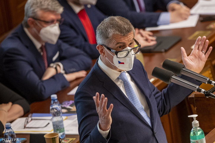 Andrej Babis cseh miniszterelnök a parlament prágai üléstermében 2021. június 3-án, amikor a képviselők a kormány ellen benyújtott bizalmatlansági indítványról szavaznak.