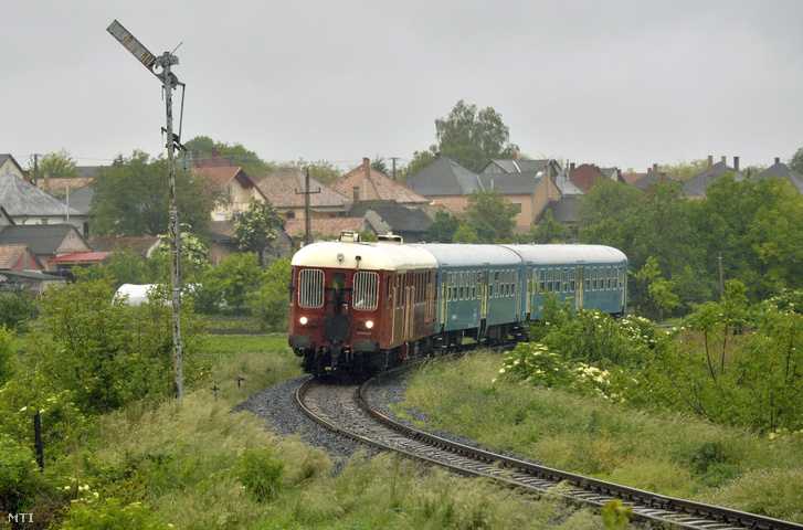 A MÁV Nosztalgia Budapest és Paks között közlekedő, ABb 610-es motorkocsi vontatta különvonata Előszállásnál 2016. május 14-én