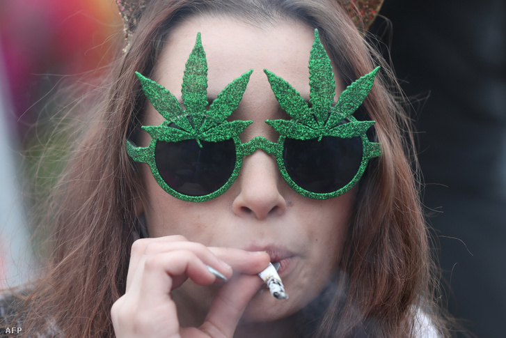 Egy a marihuána legalizálásáért tüntető nő Ottawában 2017 áprilisában