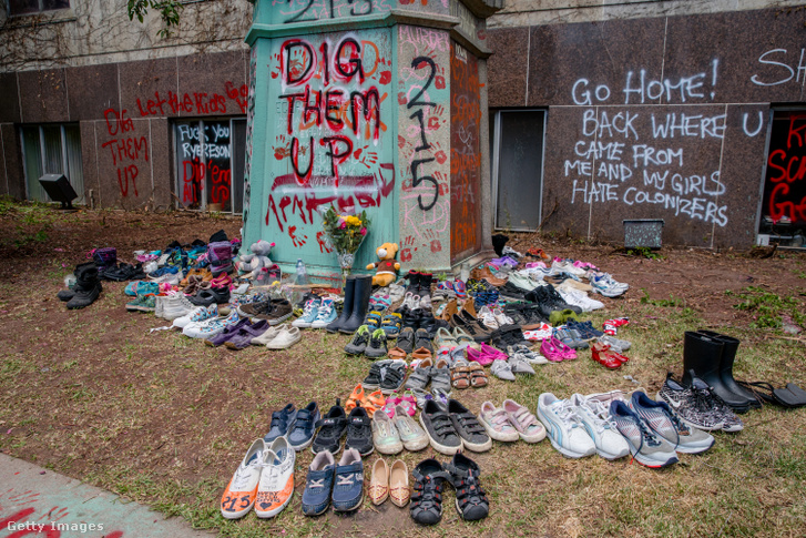 Tiltakozásul elhelyezett cipők és feliratok Torontóban, a Ryerson Egyetemen az őslakosokat szegregáló iskolarendszer "atyjának", Egerton Ryersonnak a szobránál