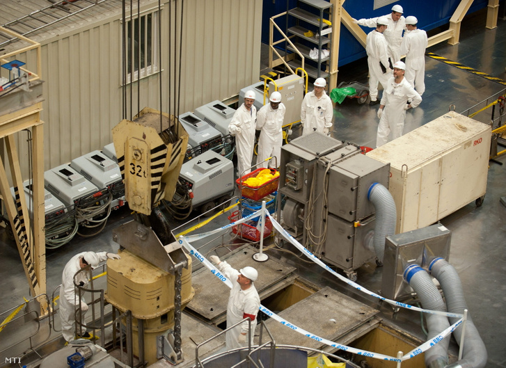 2011-ben a Paks I atomerőmű munkatársai egy alkatrész behelyezését végezték az erőmű II-es blokkjában