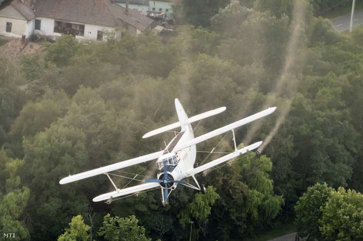 Repülőgépről permetezik a szúnyogirtó szert Nyíregyházán 2020-ban