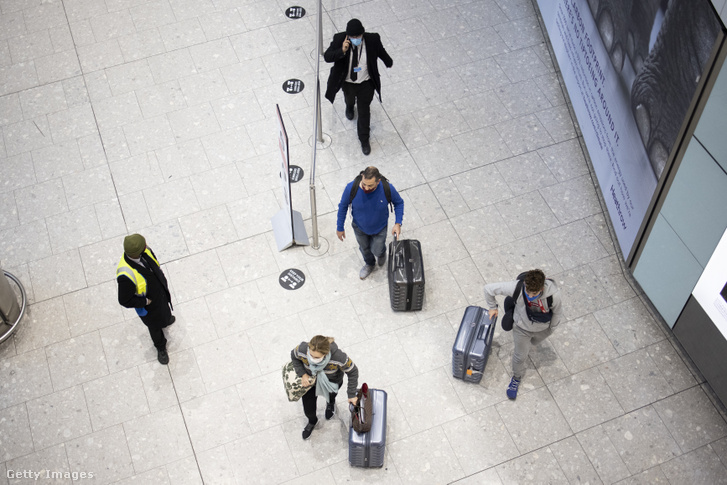 Utasok érkeznek a londoni Heathrow repülőtérre 2021. február 15-én