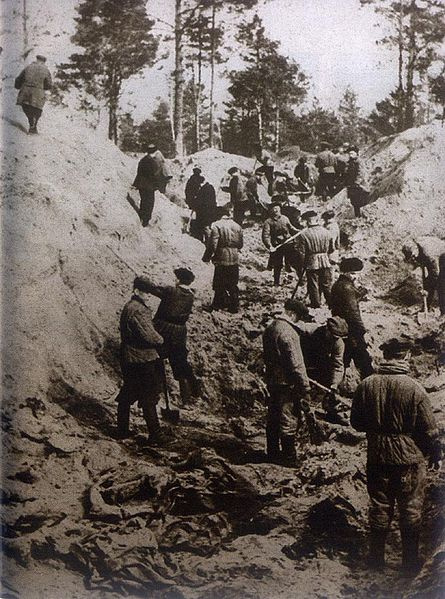 A tömegsírok exhumálása Katyńban