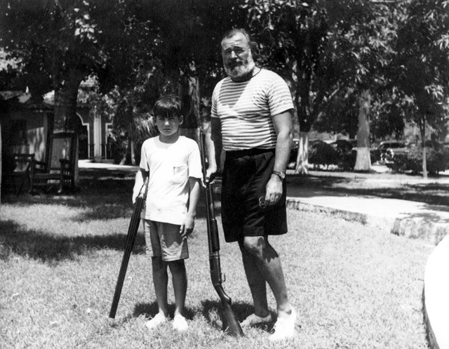 Gregory Hemingway az apjával Kubában 1950 körül