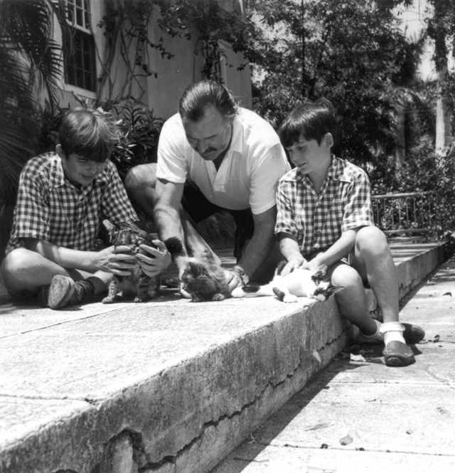 Ernest Hemingway Patrick és Gregory társaságában Kubában
