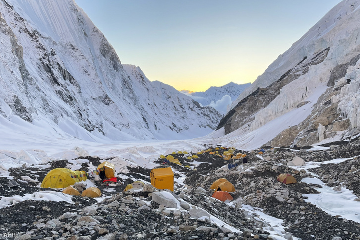 Hegymászók sátrai a Mount Everesten 2021. május 8-án