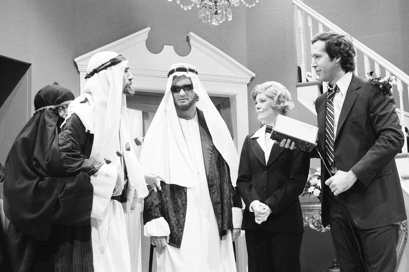 Bill Murray (középen, napszemüvegben) és Chevy Chase (a kép jobb oldalán) 1980-ban a Saturday Night Live egyik jelenetében.