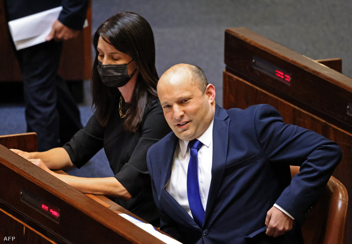 Naftali Bennett június 13-án a parlamentben