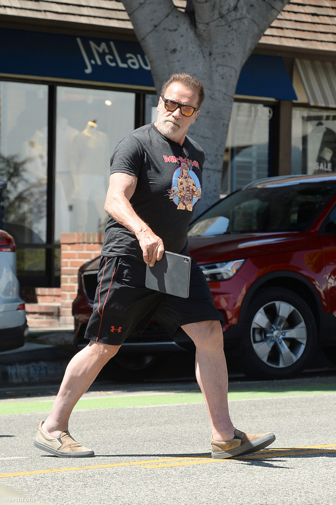 Most érkezett néhány fénykép, amit június 10-én Los Angelesben készített egy fotós arról, hogy Arnold Schwarzenegger átmegy a túloldalra