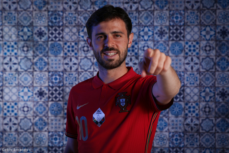 Bernardo Silva 26 éves, és a portugálon kívül perfekt az angolja, mivel angol nyelvű suliba járt, de tud még franciául és kevésbé meglepő módon spanyolul is