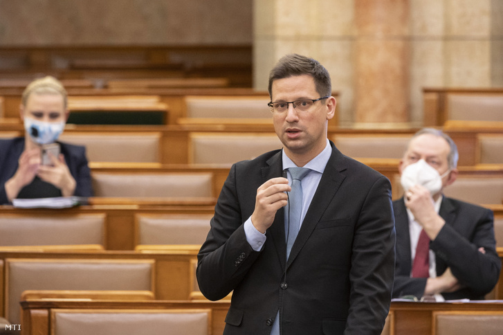 Gulyás Gergely Miniszterelnökséget vezető miniszter azonnali kérdésre válaszol az Országgyűlés plenáris ülésén 2021. április 7-én