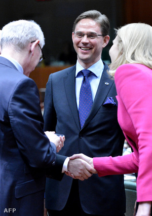 Herman von Rompuy (háttal) telefonjáról frissíti állapotát a tárgyalás szünetében