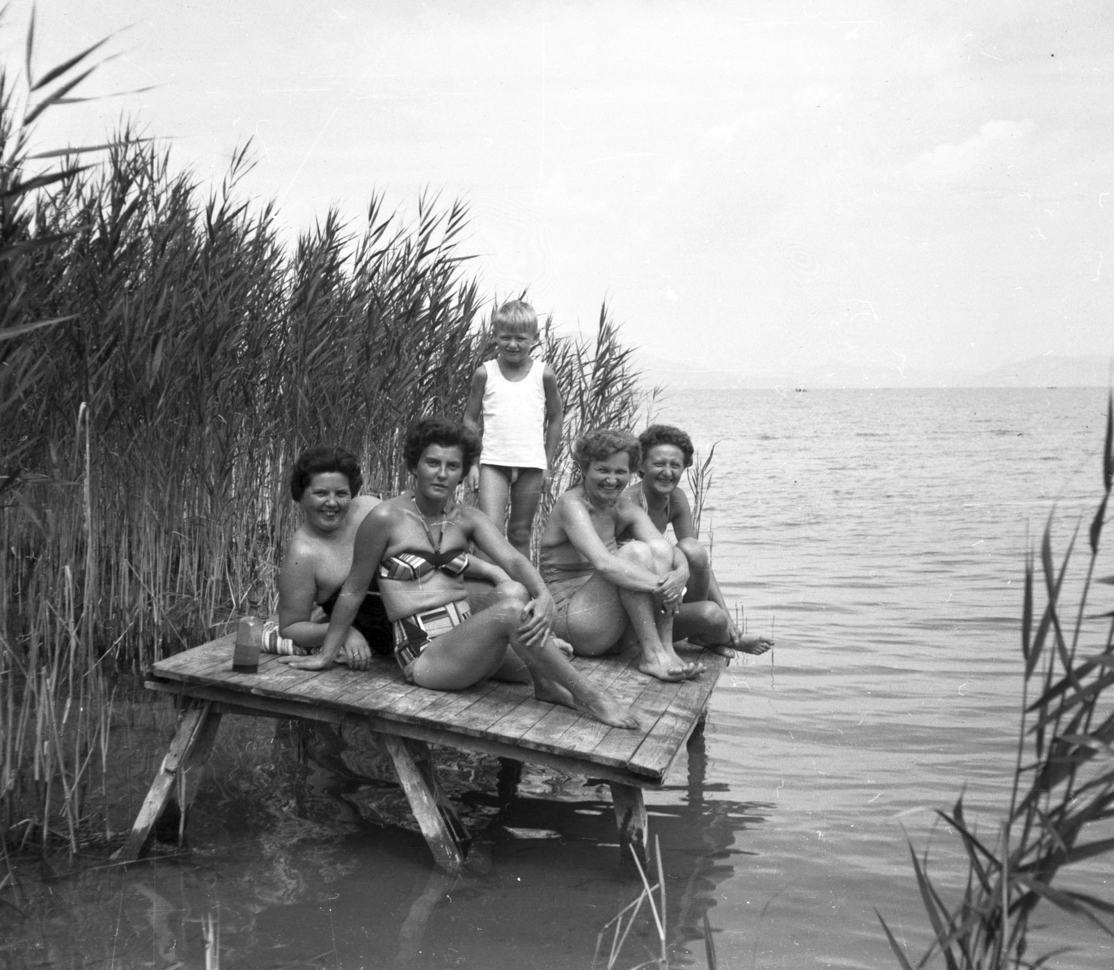 Így nyaraltak a családok 50 éve: retró fotók a régi Balaton-partról - Gyerek | Femina