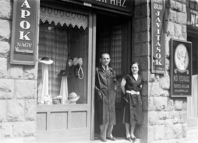 A Budai Kalapház és alkalmazottai a Retek utcában, 1937